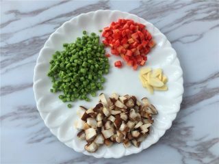 彩蔬碎肉,将豇豆、胡萝卜、香菇切小颗粒，大蒜切片。