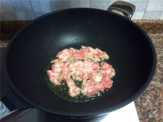 彩蔬碎肉,放入碎肉翻炒至变色。