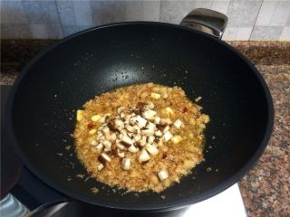 彩蔬碎肉,放入香菇翻炒30秒。