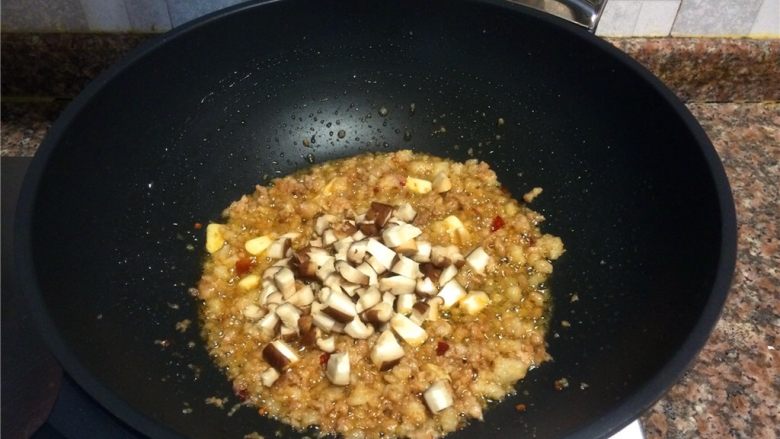 彩蔬碎肉,放入香菇翻炒30秒。
