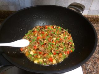 彩蔬碎肉,放入适量盐翻炒20秒。