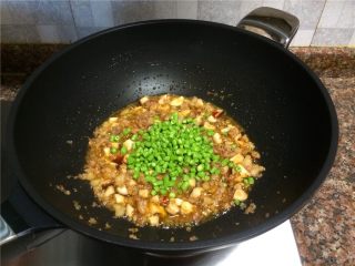 彩蔬碎肉,放入豇豆翻炒30秒。