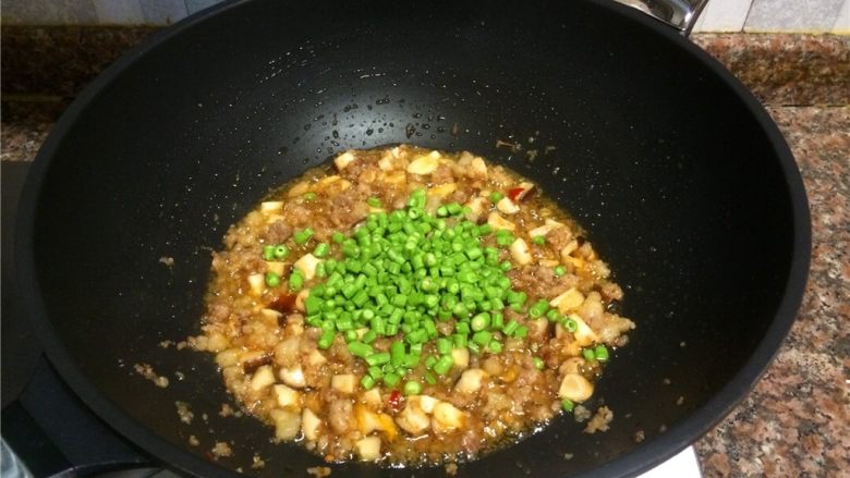 彩蔬碎肉,放入豇豆翻炒30秒。