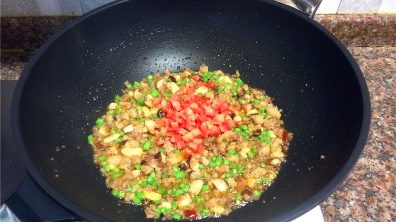 彩蔬碎肉,放入胡萝卜翻炒30秒。