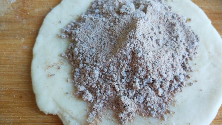 新文美食  千层红糖饼,在把折叠好的小饼剂子擀成皮，放入红糖。