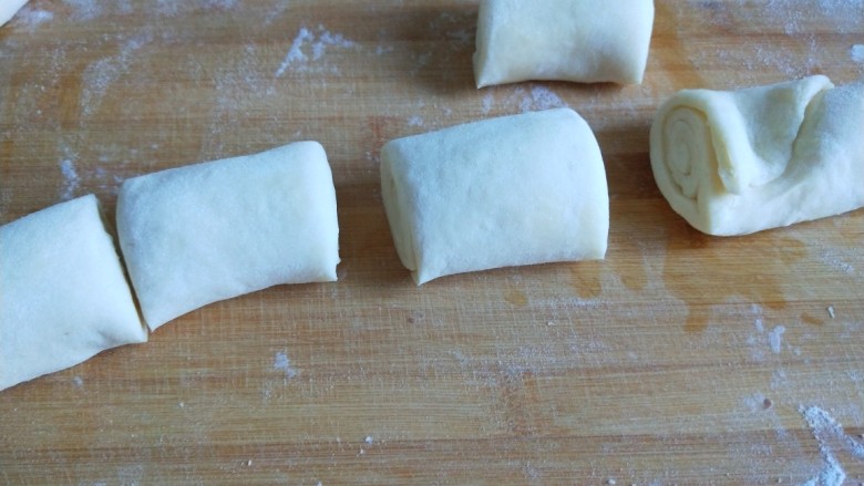 新文美食  千层红糖饼,在卷成卷，切成小段。