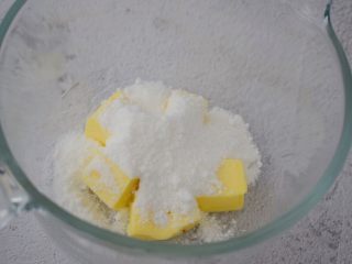 蔓越莓磅蛋糕,软化的黄油加入全部的糖粉