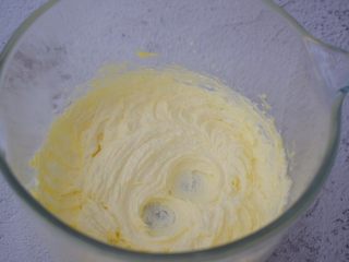 蔓越莓磅蛋糕,再用电动打蛋器打发至蓬松发白