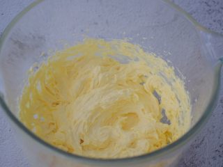 蔓越莓磅蛋糕,每次加入鸡蛋都要打均匀才能加入下一次，打发至与黄油融合