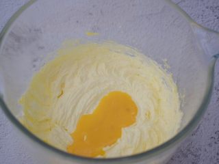 蔓越莓磅蛋糕,分4次加入鸡蛋