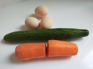 新文美食  黄瓜胡萝卜炒鸡蛋,食材:鸡蛋3个，黄瓜1条，胡萝卜一个。