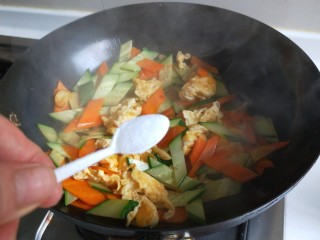 新文美食  黄瓜胡萝卜炒鸡蛋,翻炒均匀在加入适量盐。