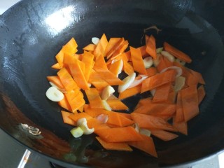 新文美食  黄瓜胡萝卜炒鸡蛋,倒入胡萝卜炒均匀。