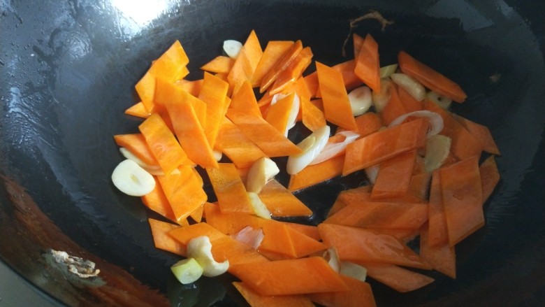 新文美食  黄瓜胡萝卜炒鸡蛋,倒入胡萝卜炒均匀。