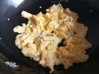 新文美食  黄瓜胡萝卜炒鸡蛋,锅中放适量油烧热倒入鸡蛋，炒出鸡蛋块倒出来备用。