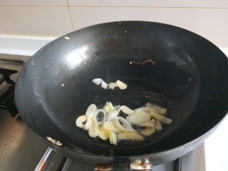 新文美食  黄瓜胡萝卜炒鸡蛋,锅中放适量油爆香葱姜蒜。