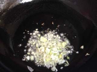 鸡汁味增汤面,热锅凉油炒香葱和一半的蒜碎

