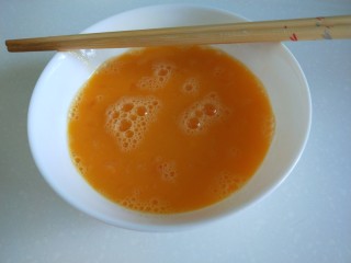 新文美食  黄瓜胡萝卜炒鸡蛋,鸡蛋3个，打入碗中搅拌均匀。