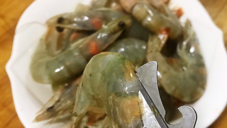 蒜蓉番茄㸆虾,新鲜的海鲜洗净用剪刀从虾背至尾部剪开