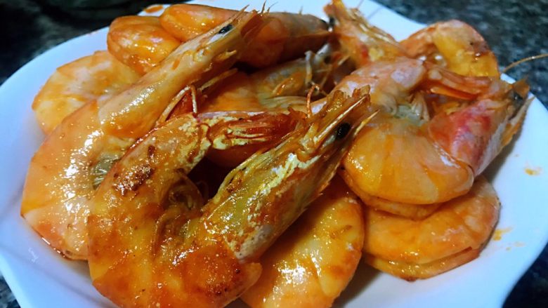 蒜蓉番茄㸆虾,煎制好的海虾装入盘中备用