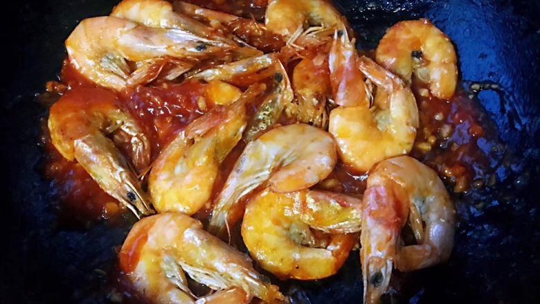 蒜蓉番茄㸆虾,放入之前炒好的海虾快速翻炒