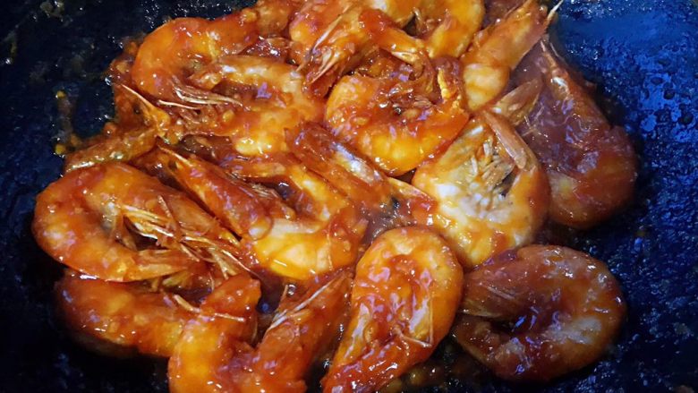 蒜蓉番茄㸆虾,炒至每个海虾都能均匀的裹上料汁即可出锅享用