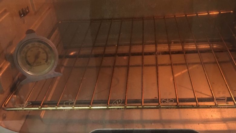 荔枝戚风蛋糕,烤箱开始预热150度10分钟。