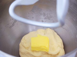 辫子面包,加入黄油，继续启动三档快速揉面10分钟
