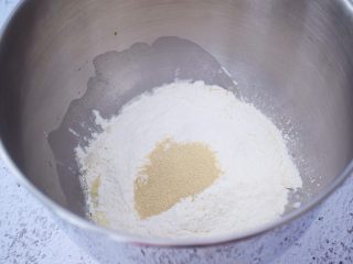 辫子面包,把材料除了黄油外，都放入和面桶，顺序为纯牛奶、鸡蛋液、糖和盐对角放，然后放面粉，酵母放最上面