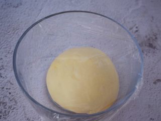 辫子面包,取出面团揉圆盖上保鲜膜放在温暖处发酵至两倍大左右