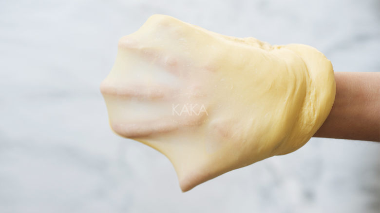北海道吐司—附视频,揉成光滑且可以拉出坚韧薄膜的面团