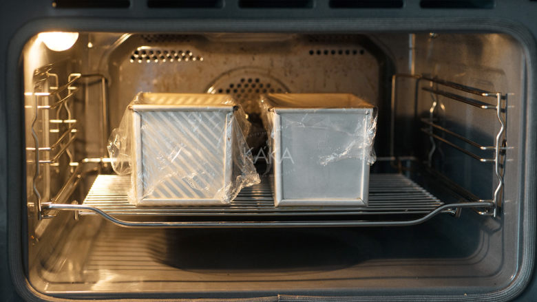 北海道吐司—附视频,盖上保鲜膜，将模具放在烤网上，置于烤箱底层