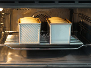 北海道吐司—附视频,将模具放在烤网上，置于烤箱底层