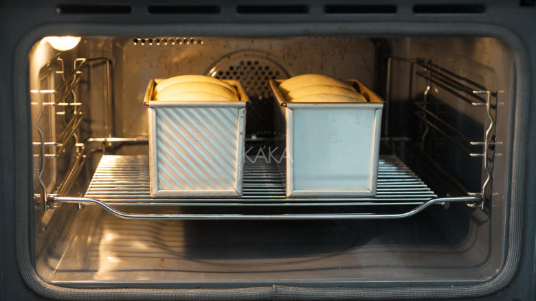 北海道吐司—附视频,将模具放在烤网上，置于烤箱底层