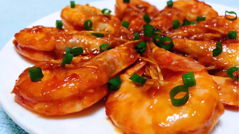 蒜蓉番茄㸆虾,这盘美味的海虾看着就让人垂涎欲滴呢