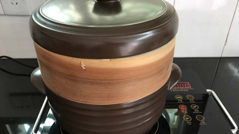 南瓜糯米圆子,把蒸笼放入蒸锅，水开后蒸12-15分钟即可。
