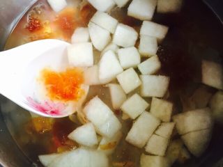 秋冬养生汤+桃胶雪梨百合枸杞糖水,用汤勺搅拌一下再煮五分钟即可