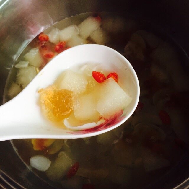 秋冬养生汤+桃胶雪梨百合枸杞糖水,再次搅拌一下，一份去燥润肺的养生汤大功告成