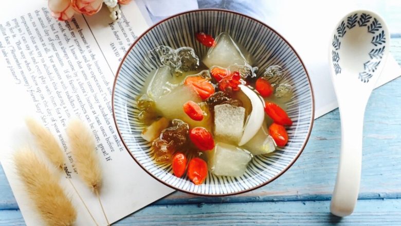 秋冬养生汤+桃胶雪梨百合枸杞糖水,盛在漂亮的器皿