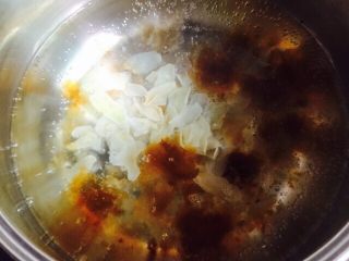 秋冬养生汤+桃胶雪梨百合枸杞糖水,大火烧开三分钟转中火煮二十分钟