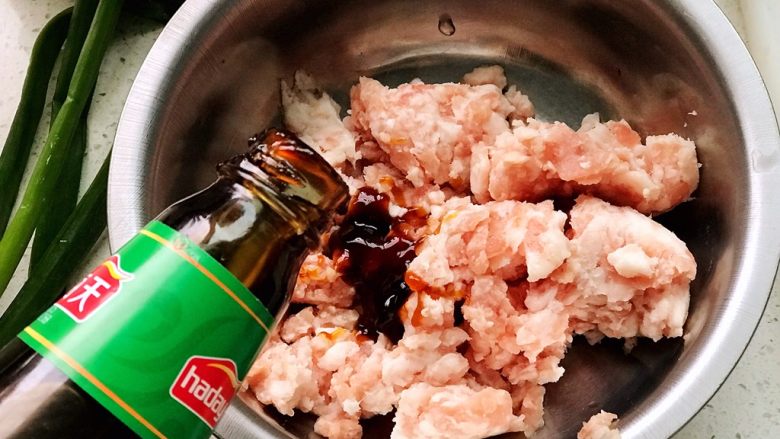 虾饺抱蛋,调肉馅，先加入适量的蚝油；