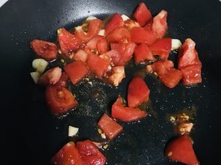 茄汁大虾意面🍝,5️⃣ 加入番茄块，炒2min至出汁，如果是生虾仁🍤就先加入虾仁翻炒至变色。