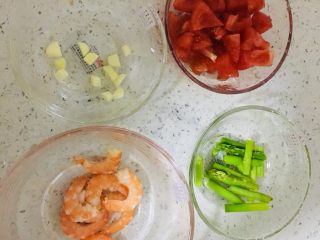 茄汁大虾意面🍝,3️⃣ 番茄🍅剥皮切块，芦笋切段，半个蒜切碎，虾仁🍤腌制完毕。