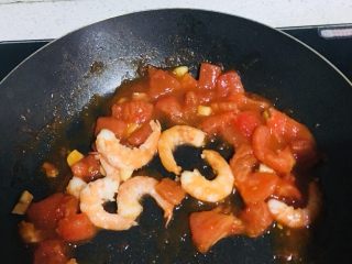 茄汁大虾意面🍝,6️⃣ 倒入番茄沙司、冰糖和少量水，煮1min，再倒入虾仁🍤翻炒1min，煮至汁水变多。