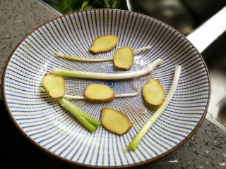 清蒸开屏鲈鱼,姜片、葱白铺在盘子底部