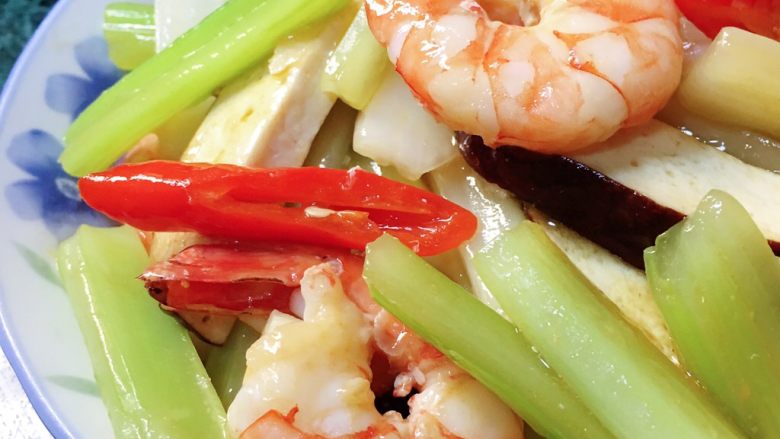 香干虾仁炒西芹,让菜勾芡上一层薄薄的淀粉，收汁即可装盘。