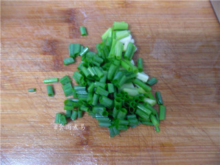 菜肉酿豆腐泡,小葱洗净，葱头和葱叶分开切碎