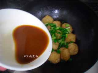 菜肉酿豆腐泡,锅内加入葱梗，将调好的酱汁倒入锅中、大火收汁，关火