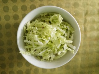 爽口凉拌菜,先准备几叶白菜，然后切成丝。