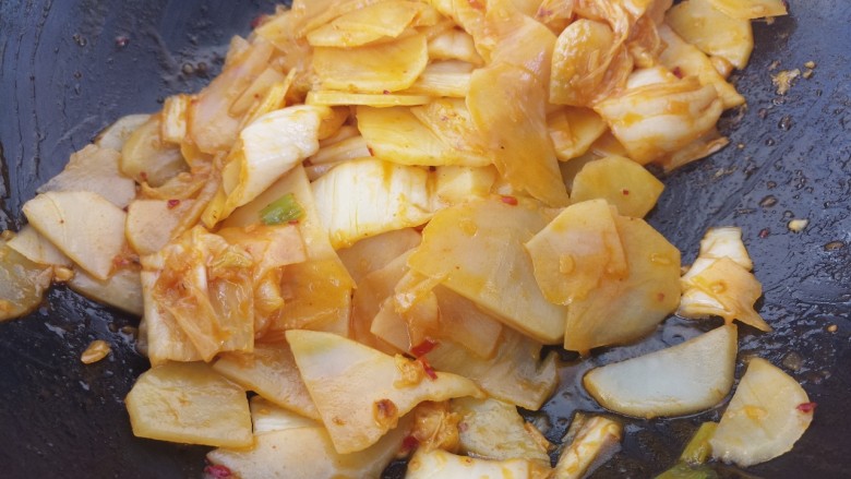 土豆片炒辣白菜,继续翻炒至土豆片熟了即可。